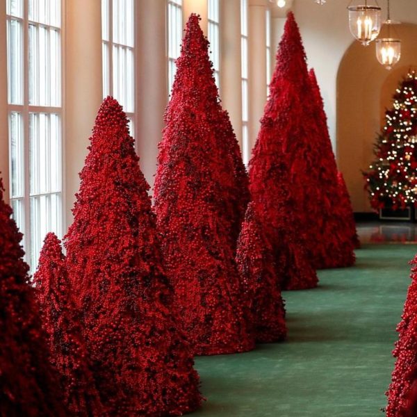 Τα,κόκκινα,χριστουγεννιάτικα,δέντρα,της,Μελάνια,Τραμπ