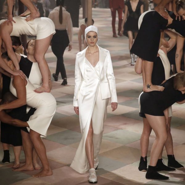 Ο οίκος Dior Haute Couture 2019 παρουσίασε την νέα του κολεξιόν σε μια τέντα τσίρκου με ακροβάτες και αρλεκίνους,AllTimeClassic