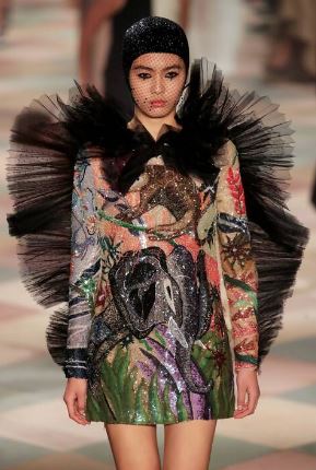 Ο οίκος Dior Haute Couture 2019 παρουσίασε την νέα του κολεξιόν σε μια τέντα τσίρκου με ακροβάτες και αρλεκίνους,AllTimeClassic