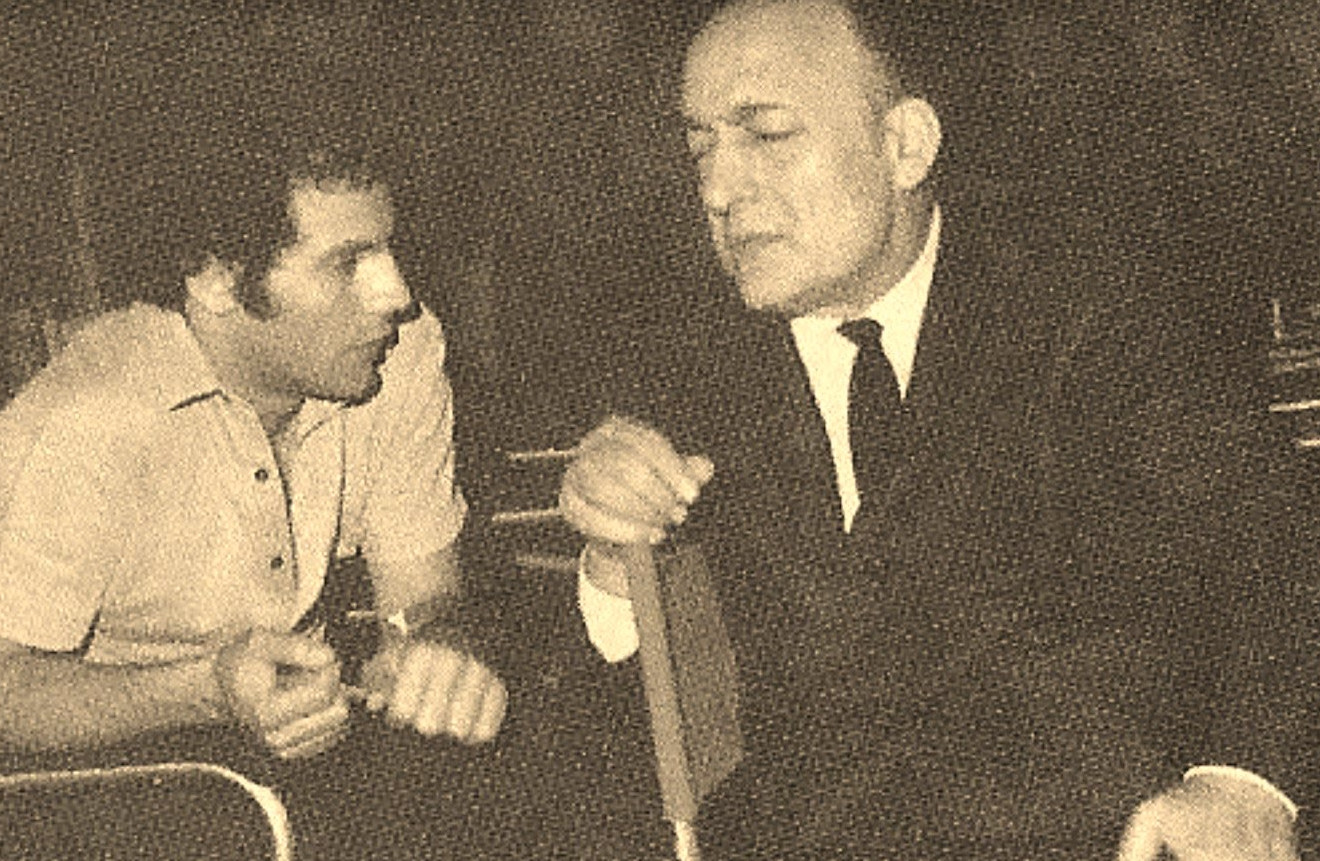 Η Χοντρομπαλού του Νίκου Γκάτσου ένα ποίημα εξαιρετικά επίκαιρο αφιερωμένο σε όλους τους 'Ελληνες. "Είδα το ίδια μου παιδιά, να δίνουν σ' άλλους τα κλειδιά"AllTimeClassic