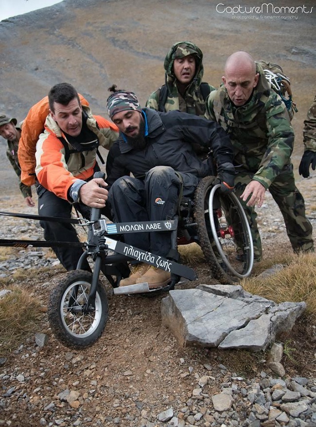 Παλικάρι, ανέβηκε στην κορυφή του Ολύμπου, με την αναπηρική του καρέκλα