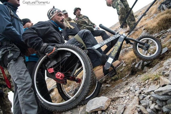 Παλικάρι, ανέβηκε στην κορυφή του Ολύμπου, με την αναπηρική του καρέκλα