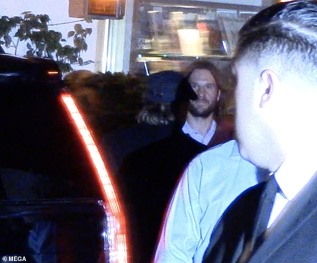 Οι παπαράτζι "έπιασαν"τον Μπραντ Πιτ στο γκλάμουρ πάρτι για τα γενέθλια της Τζένιφ 'Ανιστον,AllTimeClassic