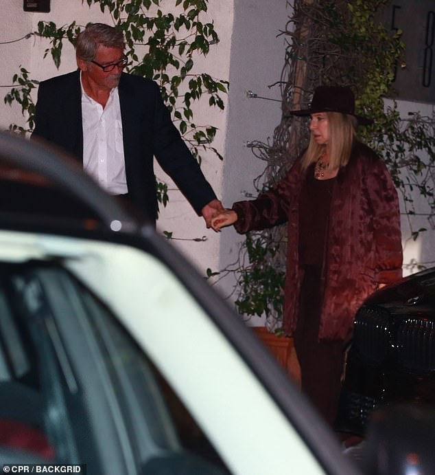 Οι παπαράτζι "έπιασαν"τον Μπραντ Πιτ στο γκλάμουρ πάρτι για τα γενέθλια της Τζένιφ 'Ανιστον,,AllTimeClassic