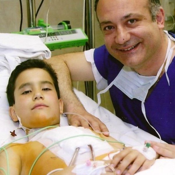 'Ενας γιατρός με χρυσή καρδιά, Αυξέντιος Καλαγκός ο καρδιοχειρουργός που έχει σώσει 15.000 χιλιάδες παιδιά αφιλοκερδώς,AllTimeClassic