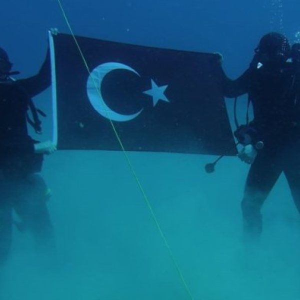 Νέα πρόκληση από την Τουρκία οι SAS σήκωσαν την Τουρκική σημαία στο βυθό της Σούδας,AllTimeClassic