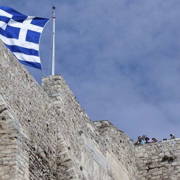 Εθνοφύλακες στα Χανιά συνέλαβαν Νατοϊκούς Γερμανούς στρατιώτες να κατεβάζουν την Ελληνική σημαία την οποία πέταξαν στα βράχια και να υψώνουν τη Γερμανική,AllTimeClassic