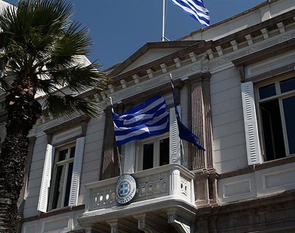 Τούρκοι ζητούν "απελευθέρωση των νησιών του Αιγαίου" έξω από το ιστορικό ελληνικό προξενείο της Σμύρνης,AllTimeClassic