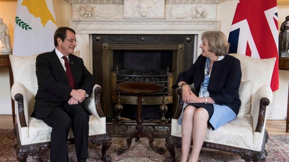 Μια δήλωση φωτιά από τον Βρετανό Υφυπουργό Σερ 'Αλαν Ντάνκαν περί «αμφισβητούμενης περιοχής» στην Κυπριακή ΑΟΖ στην οποία βρίσκεται το τουρκικό γεωτρύπανο Fatih, έχει κλονίσει σοβαρά τις σχέσεις Κύπρου Βρετανίας, η οποία αποτελεί εγγυήτρια δύναμη. Η νέα ανακοίνωση που αναμένεται σήμερα Πέμπτη, προς τη Λευκωσία, έχει την έγκριση του βρετανικού Foreign Office και υποστηρίζει και νομιμοποιεί τις παράνομες τουρκικές γεωτρήσεις στην κυπριακή ΑΟΖ.AllTimeClassic