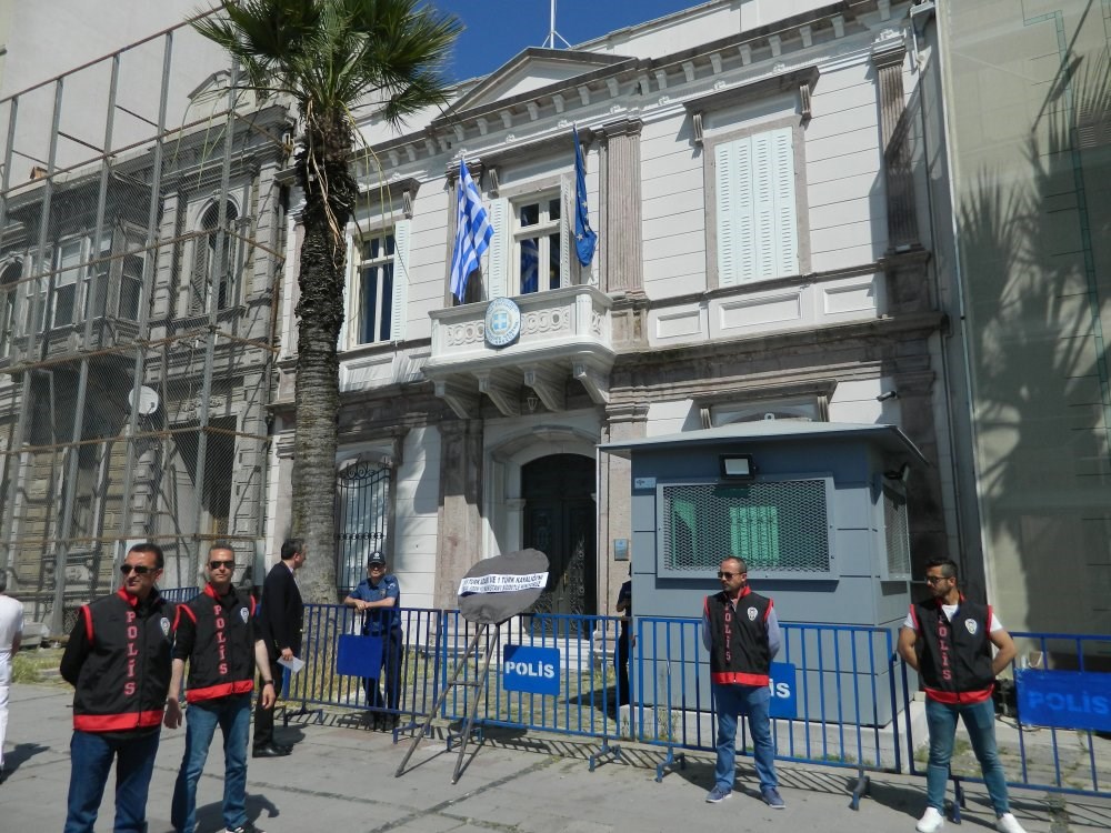 Τούρκοι ζητούν "απελευθέρωση των νησιών του Αιγαίου" έξω από το ιστορικό ελληνικό προξενείο της Σμύρνης,AllTimeClassic