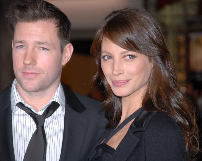 Ed_Burns,_Christy_Turlington_at_27_Dresses_Premiere_1_wikipedia