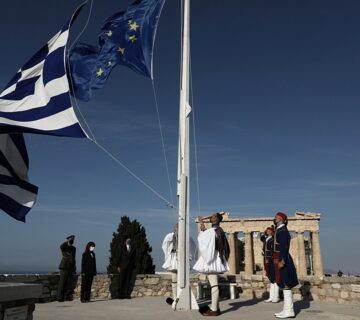 Επαρση ελληνικής σημαίας Ακρόπολη.