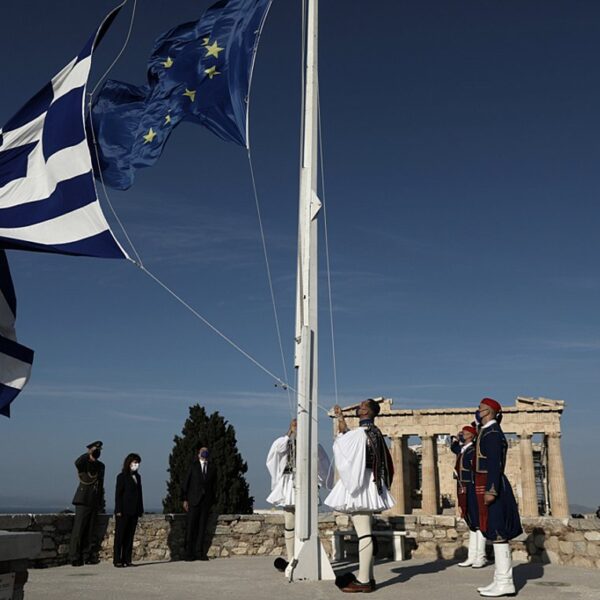 Επαρση ελληνικής σημαίας Ακρόπολη.